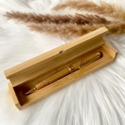Abi Kugelschreiberset mit Namen als Geschenk zur bestandenen Abitur Prüfung - mit Etui aus Bambus