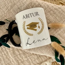 Abitur Kaffeetasse, personalisiertes Abi Geschenk mit Namen, Keramiktasse mit Anhänger als Geschenkidee für Abiturienten, zur bestandenen Prüfung