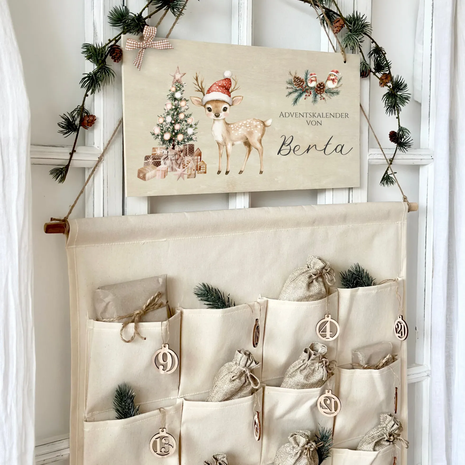 Adventskalender mit Namen aus Stoff mit Reh Motiv Holzschild Zahlen & Jutesäckchen personalisierter Kinder Adventskalender Mädchen Jungen