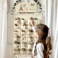 Adventskalender mit Namen aus Stoff mit Reh Motiv Holzschild Zahlen & Jutesäckchen personalisierter Kinder Adventskalender Mädchen Jungen
