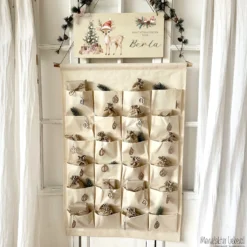 Adventskalender mit Namen aus Stoff mit Reh Motiv Holzschild Zahlen & Jutesäckchen personalisierter Kinder Adventskalender Mädchen Jungen