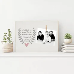 Besonderes Geschenk für die Familie und gemütliche Wohndekoration fürs Zuhause | Holzbild mit Klammer und Spruch "Zuhause ist wo die Liebe wohnt & schöne Momente geteilt werden“ | Fotogeschenk zum Anbringen eines Fotos