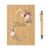 Boho Notizbuch mit Namen und Blumenkranz | Personalisiertes Buch aus Bambus und Kugelschreiber | Persönliche Geschenkidee für Sie