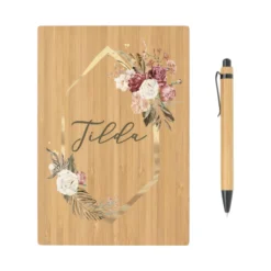 Boho Notizbuch mit Namen und Blumenkranz | Personalisiertes Buch aus Bambus und Kugelschreiber | Persönliche Geschenkidee für Sie