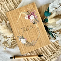 Boho Notizbuch mit Namen und Blumenkranz | Personalisiertes Buch aus Bambus und Kugelschreiber | Persönliche Geschenkidee für Sie