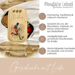 Brotdose "Fußballspieler" wählbar in Edelstahl mit Bambusdeckel und Namen für Kinder | Brotbox mit Fußball Motiv | Personalisiertes Geschenk für Kinder