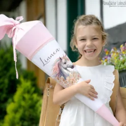 Einhorn Stoff Schultüte für Mädchen I Pferd Zuckertüte mit Namen Einschulungstüte Einschulung Datum Blumen Füllkissen 70 cm I Optional mit Füllkissen und Spitzenschutz