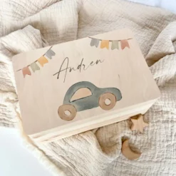 Erinnerungskiste aus Holz mit Deckel, Holzkiste mit Motiv Auto u. Namen des Kindes