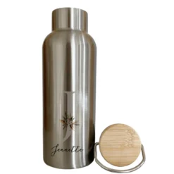 Exklusive Trinkflasche mit "Monogram" und Namen | Personalisiertes Geschenk mit Namen und Buchstaben | 500 ml Isolierflasche aus Edelstahl mit Bambusdeckel | 2 Farbvarianten zur Auswahl