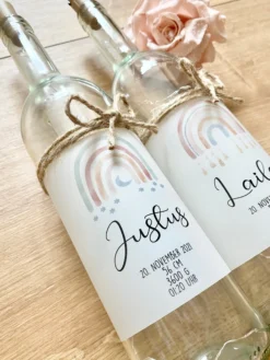 Flaschenlicht mit den Geburtsdaten des Babys | Leuchtflasche mit Namen des Babys | Glasflasche mit Regenbogen, Datum, Größe, Gewicht, Uhrzeit u. Ort | Lichterkette mit buntem Licht | 2 Motivvarianten zur Auswahl