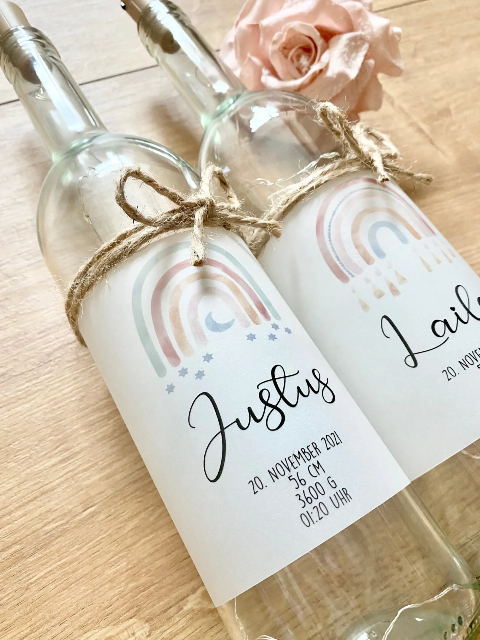 Flaschenlicht mit den Geburtsdaten des Babys | Leuchtflasche mit Namen des Babys | Glasflasche mit Regenbogen, Datum, Größe, Gewicht, Uhrzeit u. Ort | Lichterkette mit buntem Licht | 2 Motivvarianten zur Auswahl