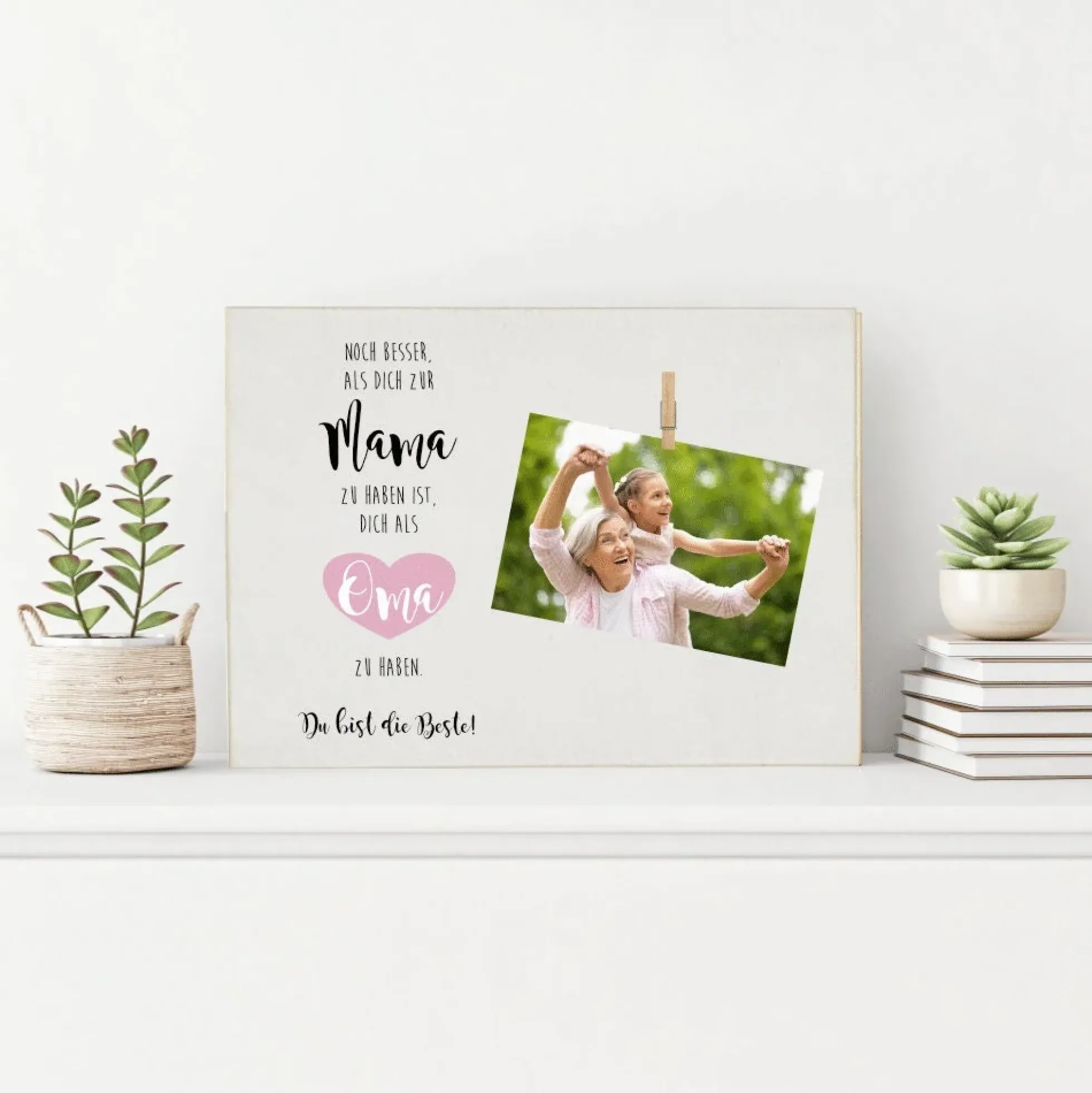Fotogeschenk mit Spruch "Noch besser, als dich zur Mama zu haben ist, dich als Oma zu haben. Du bist die Beste!" | Besonderes Geschenk für Mütter und Großmütter | DIY Holzbild zum selbstständigen Befestigen eines Fotos