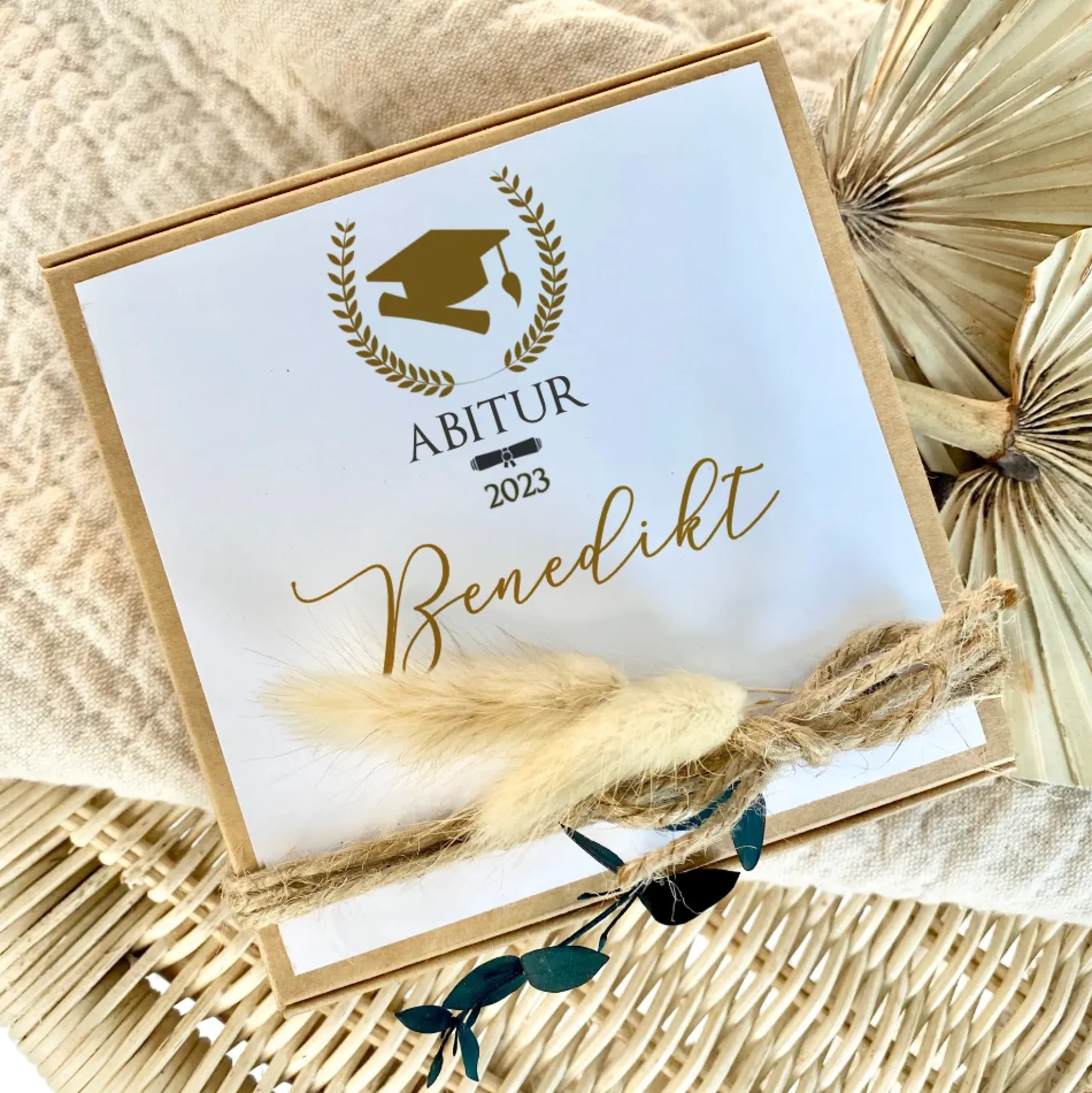 Geldgeschenk zum Abitur, personalisiertes Abi Geschenk mit Karte, Glückwunsch Spruch und Jutebeutel in Geschenkbox als Geschenkidee für Abiturienten