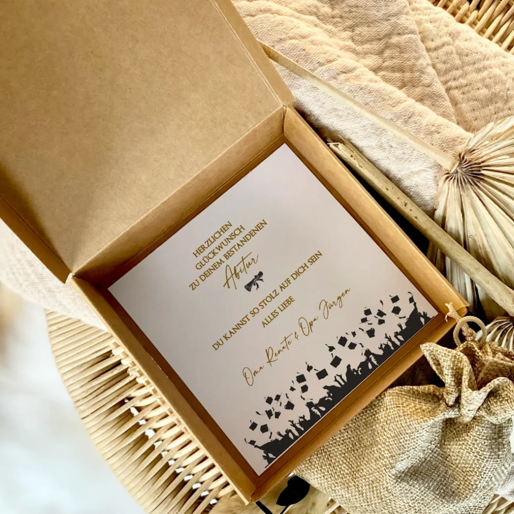 Geldgeschenk zum Abitur, personalisiertes Abi Geschenk mit Karte, Glückwunsch Spruch und Jutebeutel in Geschenkbox als Geschenkidee für Abiturienten