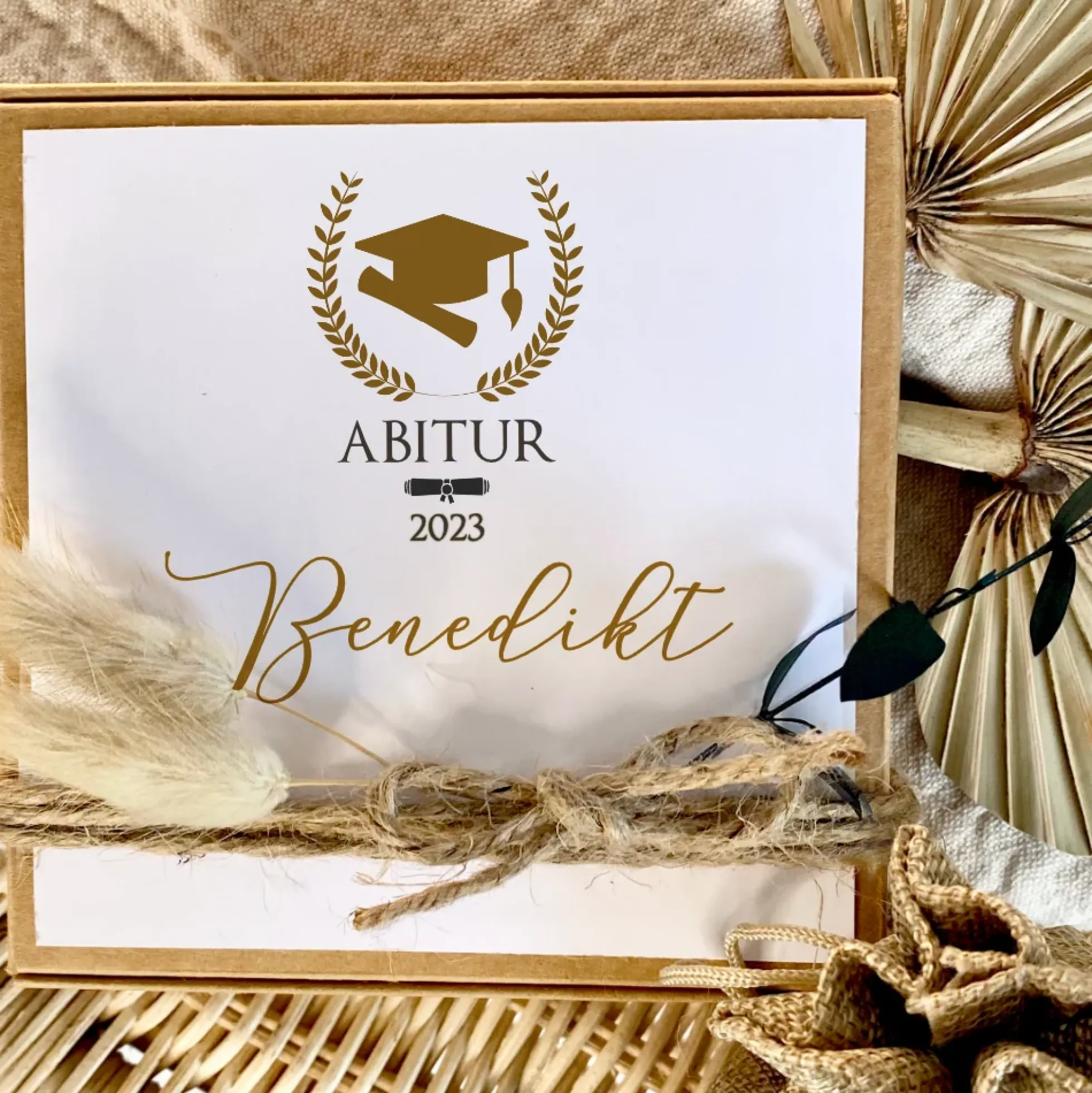 Geldgeschenk zum Abitur, personalisiertes Abi Geschenk mit Karte, Glückwunsch Spruch und Jutebeutel in Geschenkbox als Geschenkidee für Abiturienten