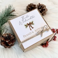 Geschenkschachtel Weihnachtsschleife Geschenkidee an Weihnachten I Geschenk Box mit Namen Personalisiert I Weihnachtsgeschenk Karte I 3 Varianten