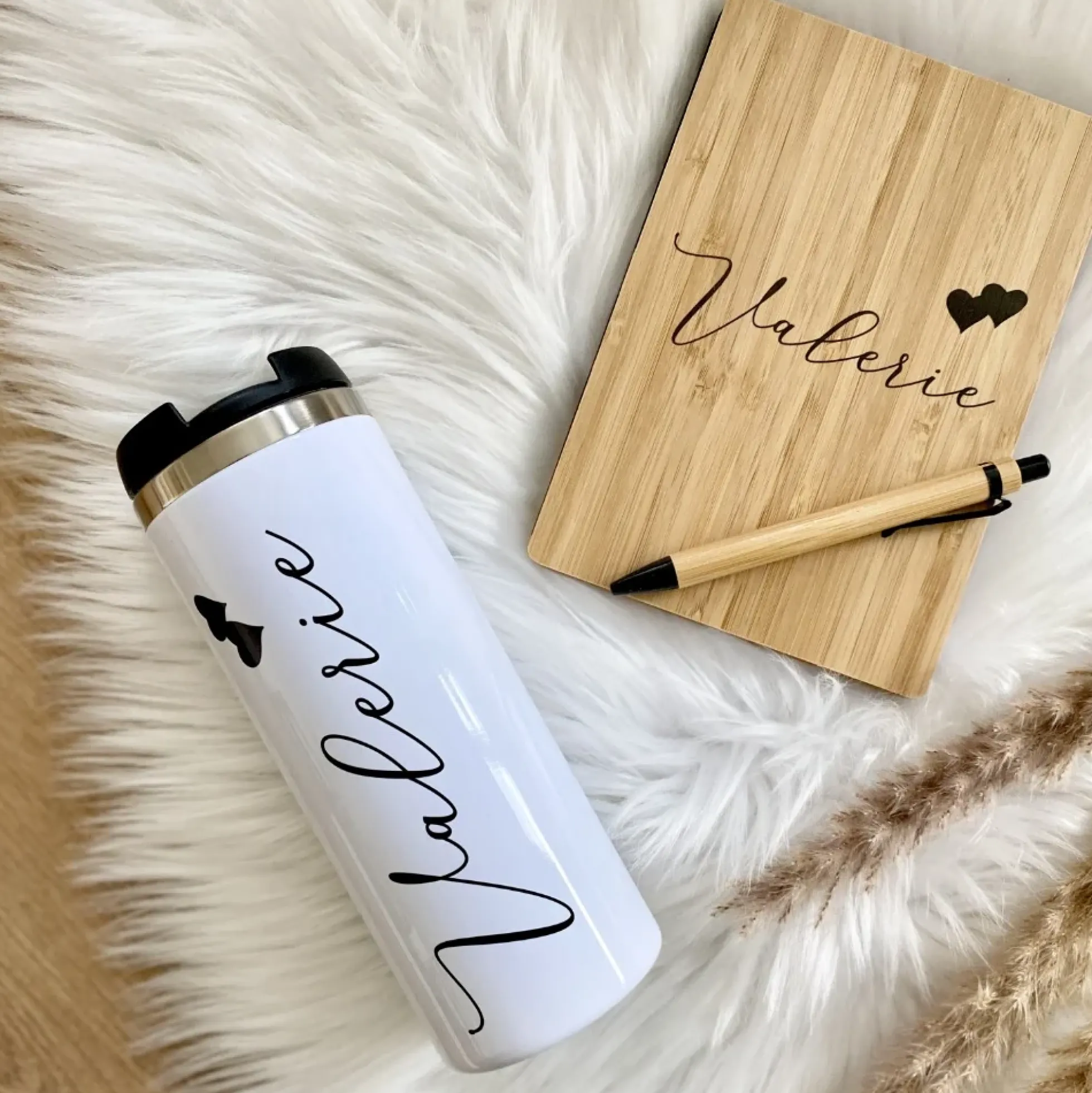 Geschenkset Thermobecher und Notizbuch "Herzen" mit Namen für Sie | Personalisiertes Geschenk für Frauen | Besondere Geschenkidee zum Geburtstag
