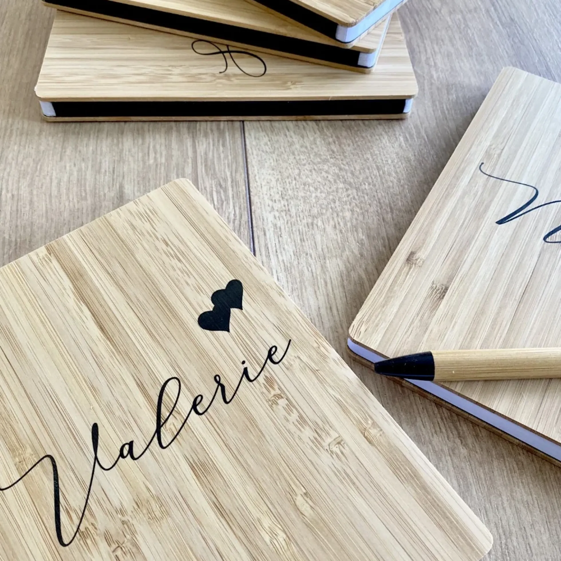 Geschenkset Thermobecher und Notizbuch "Herzen" mit Namen für Sie | Personalisiertes Geschenk für Frauen | Besondere Geschenkidee zum Geburtstag
