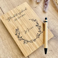 Glückstagebuch - Zeit für mich | Personalisiertes Tagebuch für Gedanken, Achtsamkeit und Erinnerungen | Notizbuch mit Name und floralen Blumenkranz