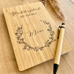 Glückstagebuch - Zeit für mich | Personalisiertes Tagebuch für Gedanken, Achtsamkeit und Erinnerungen | Notizbuch mit Name und floralen Blumenkranz