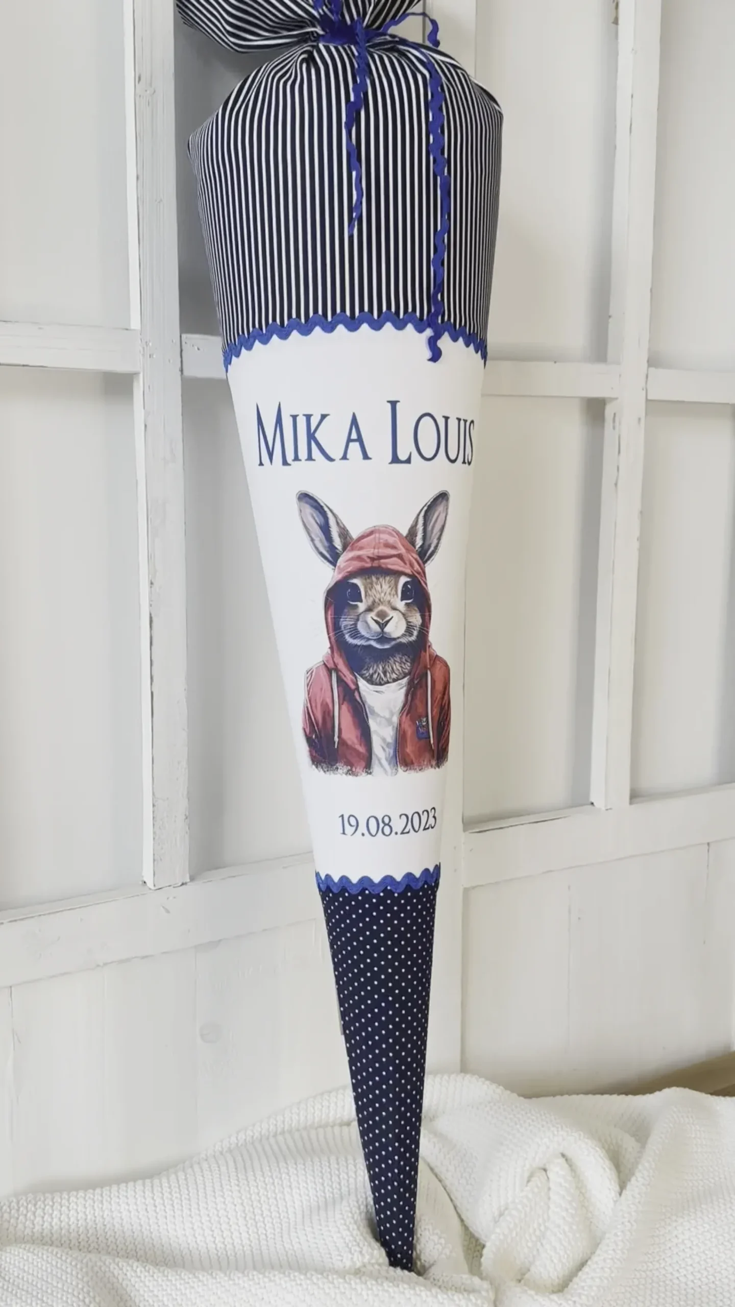 Handgenähte blaue Stoff Schultüte Junge Hase Name Einschulungstüte Einschulungsdatum Zuckertüte 70 cm personalisiert | Optional mit Füllkissen und Spitzenschutz