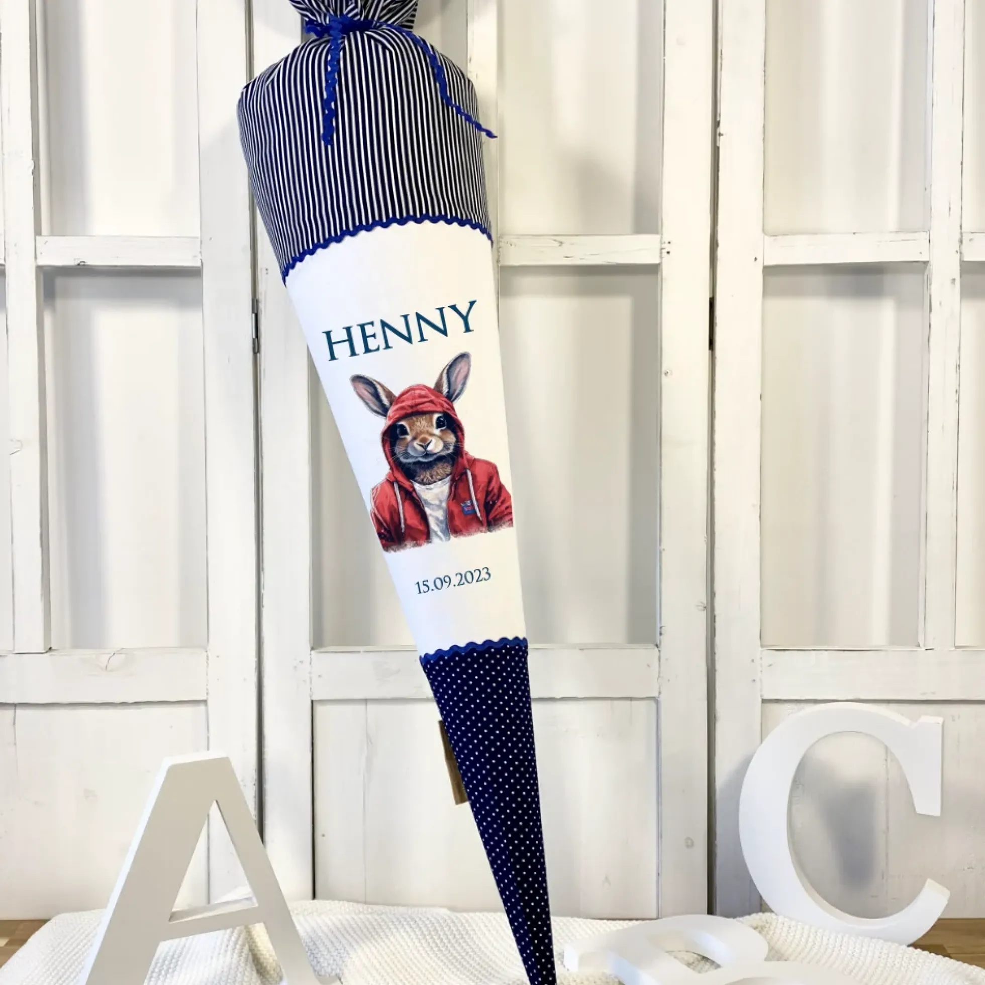 Handgenähte blaue Stoff Schultüte Junge Hase Name Einschulungstüte Einschulungsdatum Zuckertüte 70 cm personalisiert | Optional mit Füllkissen und Spitzenschutz