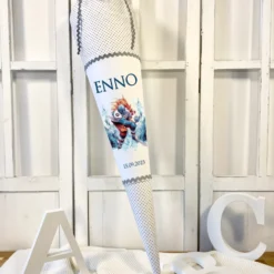 Handgenähte personalisierte graue Eishockey Stoff Schultüte mit Namen Sport Einschulungstüte Datum Zuckertüte 70 cm | Optional mit Füllkissen und Spitzenschutz