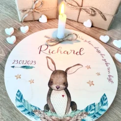 Hase mit Herz Geburtstagsteller für Kinder | Personalisierter Kerzenteller aus Holz für Mädchen und Jungen + Kerze | Geschenkidee zur Geburt, Taufe, Kindergeburtstag | weitere Motive zur Auswahl