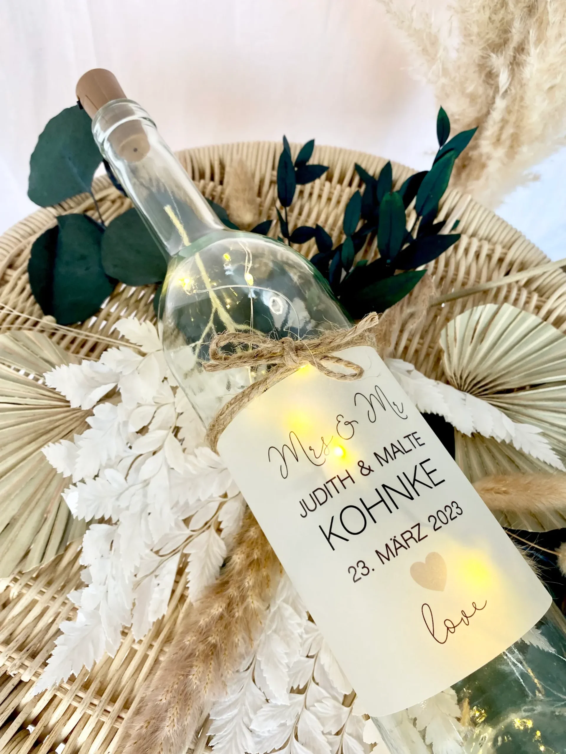 Hochzeitsgeschenk "Mr. & Mrs." mit Namen und Datum | Personalisiertes Flaschenlicht zur Hochzeit | Besondere Geschenkidee u. schöne Hochzeitsdeko