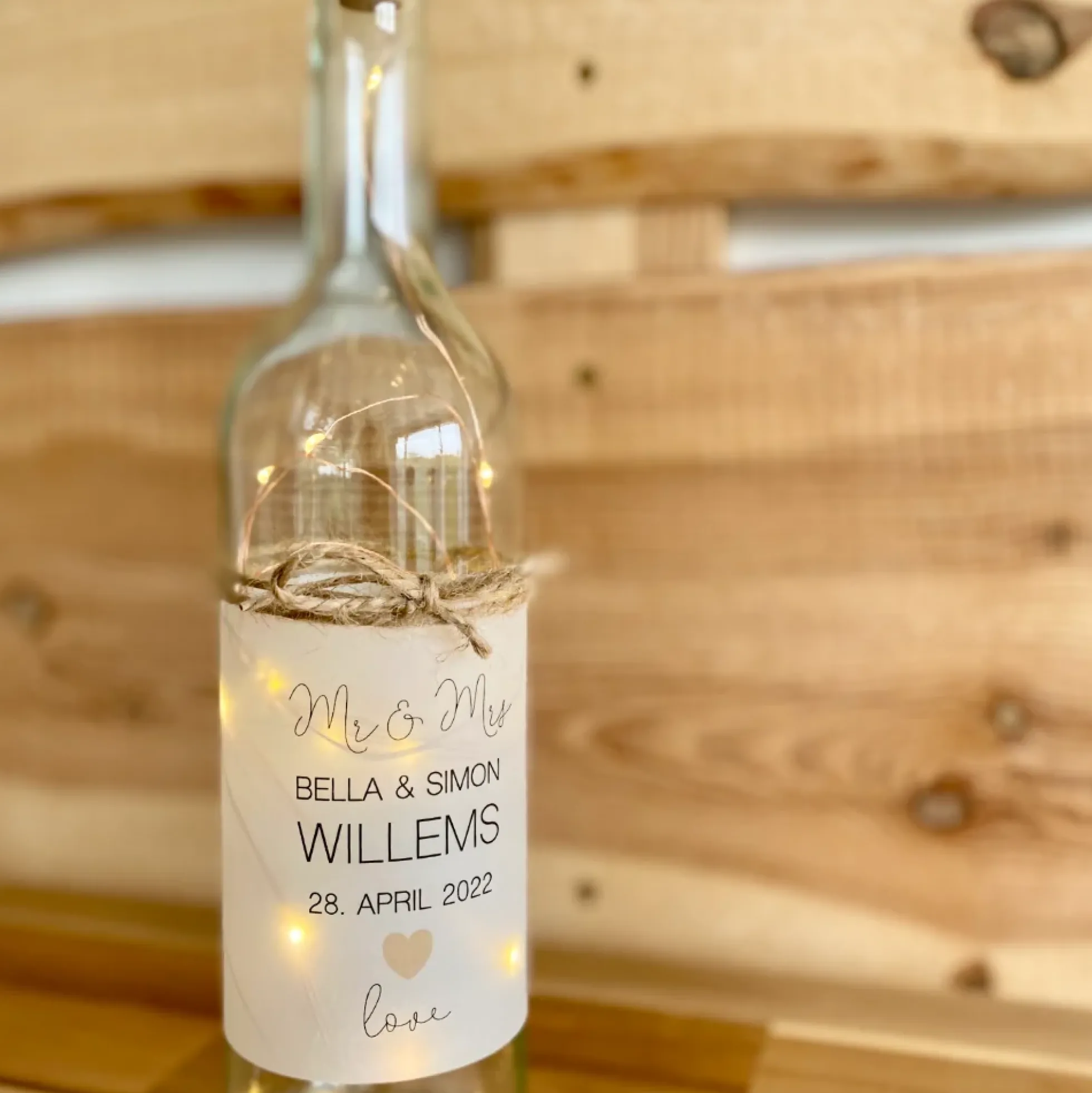 Hochzeitsgeschenk "Mr. & Mrs." mit Namen und Datum | Personalisiertes Flaschenlicht zur Hochzeit | Besondere Geschenkidee u. schöne Hochzeitsdeko