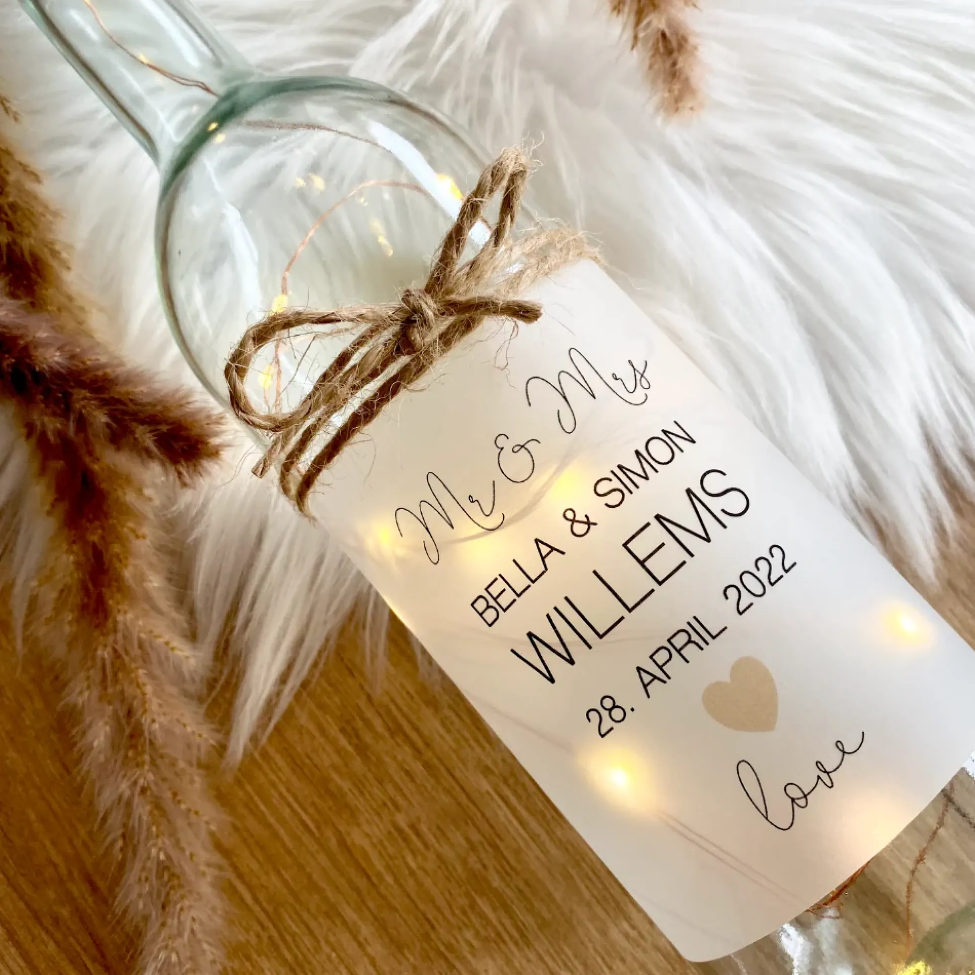 Hochzeitsgeschenk "Mr. & Mrs." mit Namen und Datum | Personalisiertes Flaschenlicht zur Hochzeit | Besondere Geschenkidee u. schöne Hochzeitsdeko