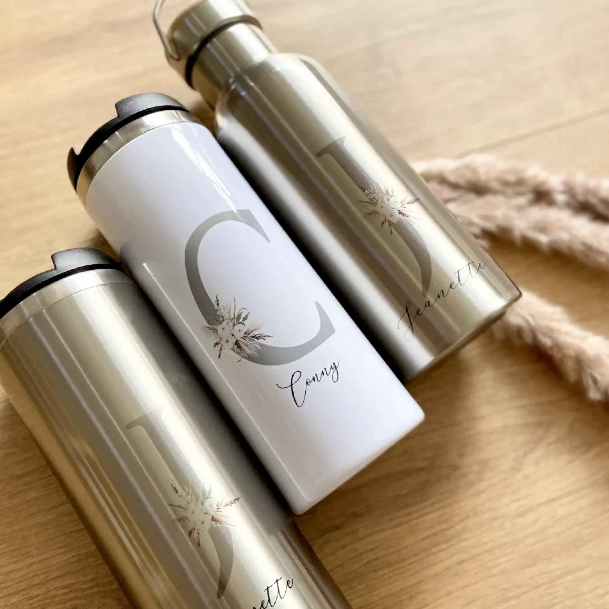 Kaffeebecher für unterwegs aus Edelstahl, personalisiert mit Namen, Coffee to go Thermobecher, Geschenkidee im floralen Design | 2 Farbvarianten zur Auswahl