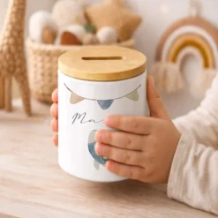 Kinderspardose mit Namen – Personalisierte Spardose aus Keramik mit Bambusdeckel