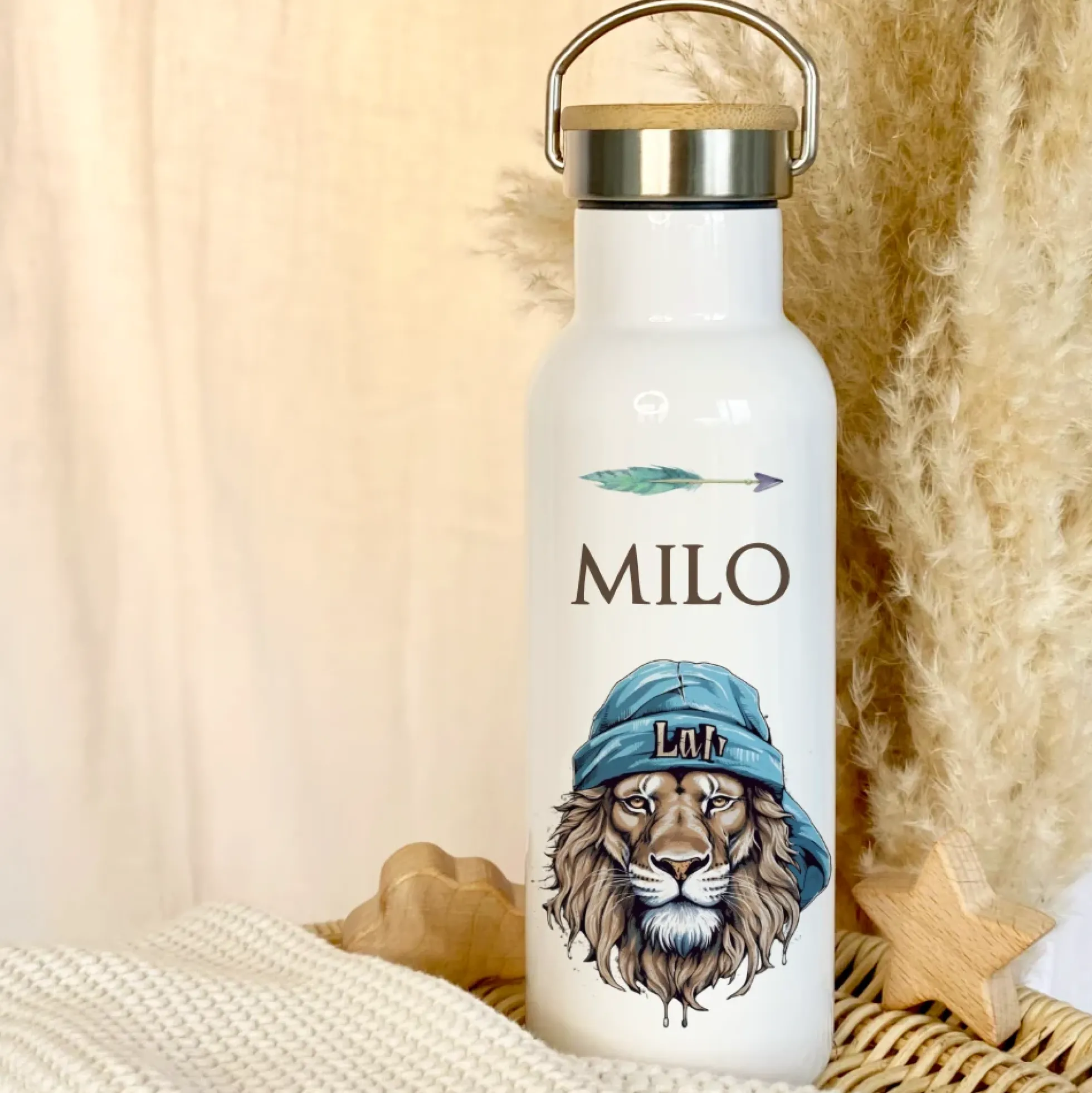 Kinder Trinkflasche "Löwe" personalisiert für Jungen / Teenager mit Namen | Edelstahl Thermosflasche Tiermotiv mit Bambusdeckel | Kita Schule 500ml