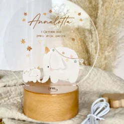 LED Lampe mit Namen des Kindes | Personalisierte Baby Nachttischlampe in Rund aus Holz und Acryl I Geschenk zur Geburt & Taufe Mädchen & Jungen
