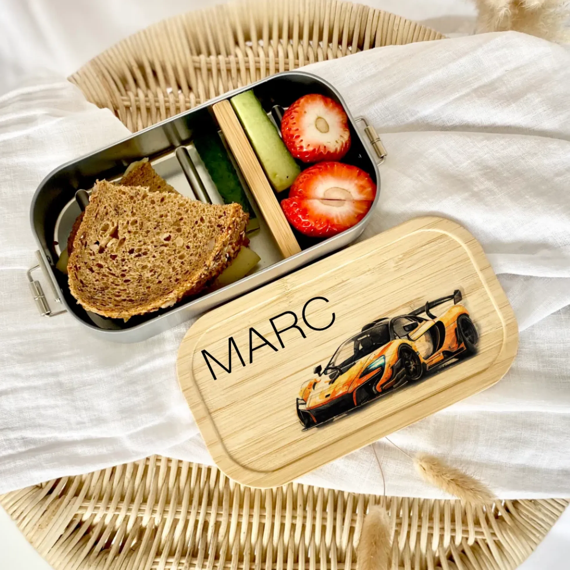 Lunchbox "Rennauto" wählbar in Edelstahl mit Bambusdeckel und Namen für Kinder | Brotdose mit Auto Rennwagen Sportwagen Motiv | Personalisiertes Geschenk für Kinder