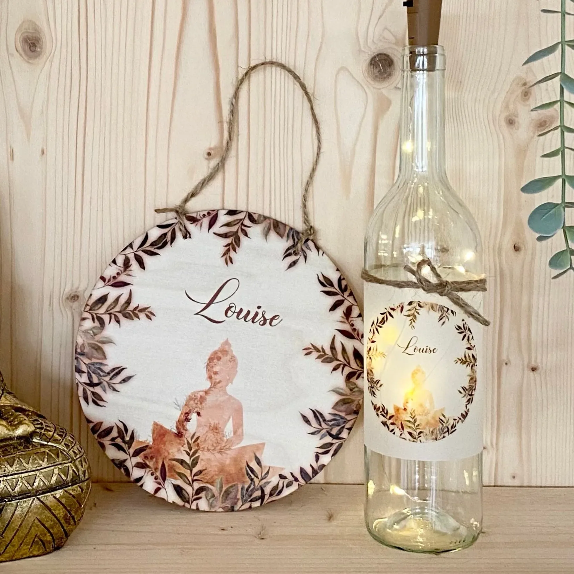 Namenschild aus Holz "Yoga" | Besonderes Schild mit einem Buddha und dem Namen gestaltet | Spirituelle Dekoration und schönes Geschenk zum Thema Achtsamkeit | 2 Produktvarianten zur Auswahl