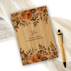 Notizbuch "Glücklich sein" mit Namen und Blumen | Personalisiertes Buch aus Bambus und Kugelschreiber | Persönliche Geschenkidee für Sie