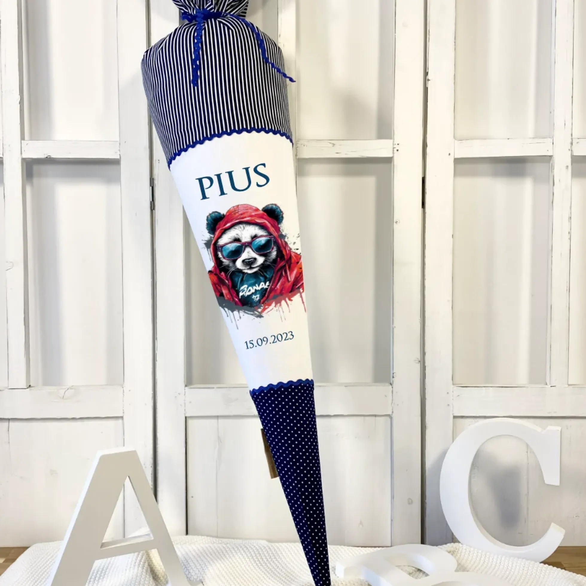 Panda Stoff Schultüte in Blau für Jungen mit Namen handgenähte Tier Einschulungstüte Datum Zuckertüte 70 cm personalisiert | Optional mit Füllkissen und Spitzenschutz