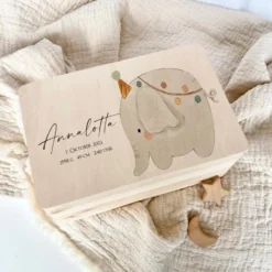 Personalisierte Erinnerungsbox für Babys, Holzkiste mit Deckel, Namen u. Geburtsdaten | Motiv: Elefant