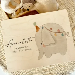 Personalisierte Erinnerungsbox für Babys, Holzkiste mit Deckel, Namen u. Geburtsdaten | Motiv: Elefant