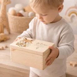 Personalisierte Erinnerungsbox aus Holz mit Namen – Süße Waldtiere Motive im Boho-Stil – Erinnerungskiste zur Geburt & Taufe
