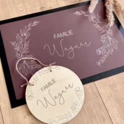 Personalisierte Fußmatte Floral mit dem Namen der Familie | Optional als Set mit Türschild erhältlich