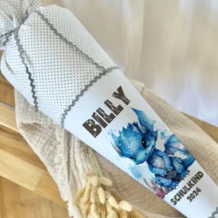 Personalisierte graue Stoff Schultüte blauer Drache | Personalisiert mit dem Namen für Jungen | Optional mit Füllkissen und Spitzenschutz