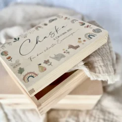 Personalisierte Holzkiste für Babys, Erinnerungsbox mit Deckel, Namen u. Geburtsdatum | Motiv: Tierkranz