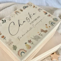 Personalisierte Holzkiste für Babys, Erinnerungsbox mit Deckel, Namen u. Geburtsdatum | Motiv: Tierkranz