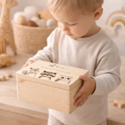 Personalisierte Holzkiste mit Name – Erinnerungskiste für Baby & Kind – Geschenk zur Geburt oder Taufe – 2 Motive & 2 Größen
