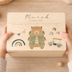 Personalisierte Holzkiste mit Name – Erinnerungskiste für Jungen mit Auto Motiv – Geschenk zur Geburt oder Taufe – 2 Größen