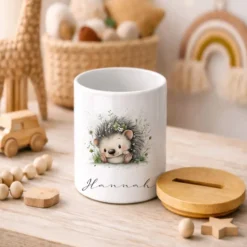 Personalisierte Keramik-Spardose mit Bambusdeckel für Kinder & Babys | Individuelles Geldgeschenk mit Namen | Motive: Igel, Faultier, Otter, Ente, Küken