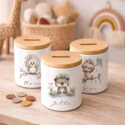 Personalisierte Keramik-Spardose mit Bambusdeckel für Kinder & Babys | Individuelles Geldgeschenk mit Namen | Motive: Igel, Faultier, Otter, Ente, Küken